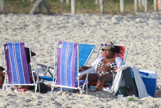 Ludmilla curte praia com amigos (Crédito: Agnews)
