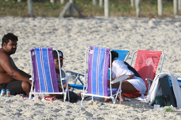 Ludmilla curte praia com amigos (Crédito: Agnews)