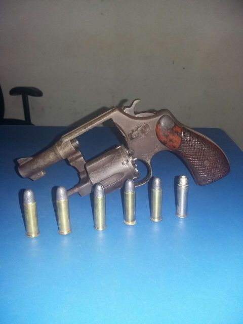 Arma apreendida com a dupla