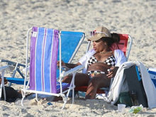 Ludmilla usa biquíni xadrez em dia de praia com grupo de amigos