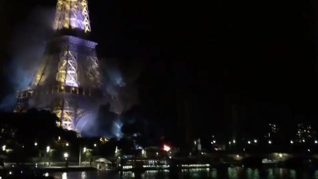 Fumaça escura é vista no entorno da Torre Eiffel (Crédito: Reprodução/ Twitter )