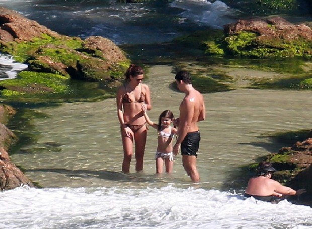 Cauã Reymond com namorada e filha (Crédito: Ag. News)