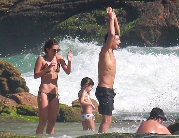 Cauã Reymond com namorada e filha (Crédito: Ag. News)