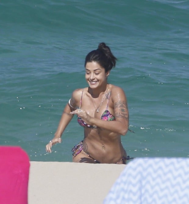 Aline Riscado exibe corpaço com fio dental em dia de praia carioca