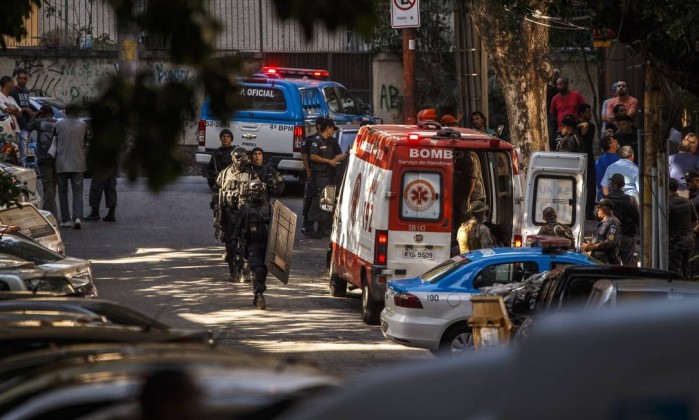 Movimentação na rua do prédio (Crédito: O Globo)
