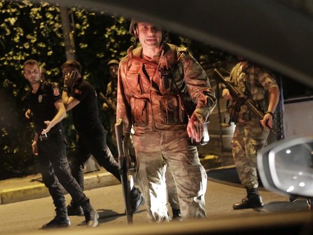 Agentes de segurança da Turquia detem policiais ao lado da estrada, em Istambul (Crédito: AFP)