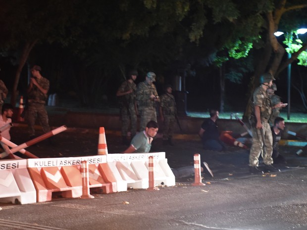 Agentes de segurança da Turquia detem policiais ao lado da estrada, em Istambul (Crédito: AFP)