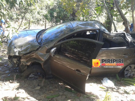 Carro ficou bastante danificado
