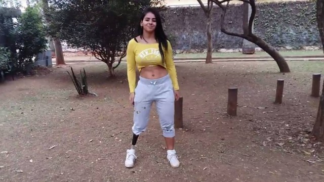 Atleta dançando em praça (Crédito: Reprodução)