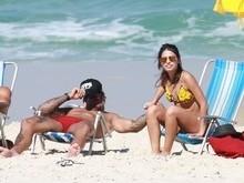 Lucas Lucco é flagrado em praia com colega de elenco
