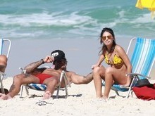 Lucas Lucco é flagrado em praia com colega de elenco