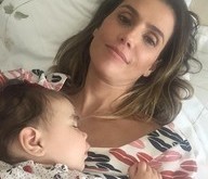 Deborah Secco mostra filha, Maria Flor, dormindo em seu colo