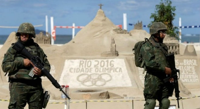 Militares brasileiros reforçam a segurança nas praias do Rio de Janeiro (Crédito: Reuters)