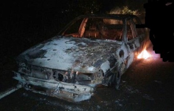 O carro ficou destruído em questões de segundos devido as chamas