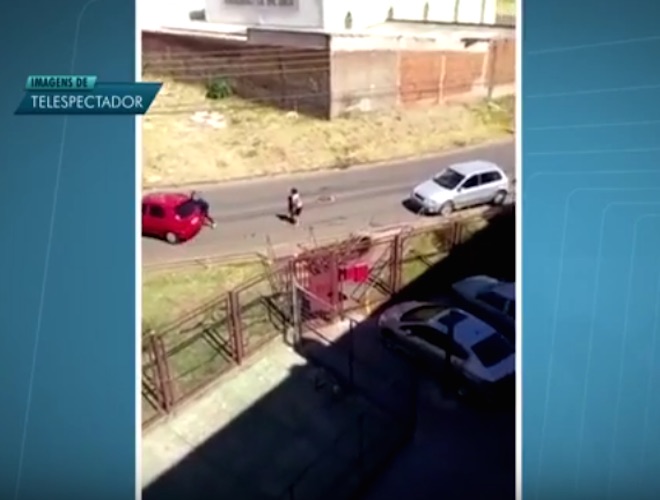 Mulher tentou retirar o filho do carro (Crédito: Reprodução)