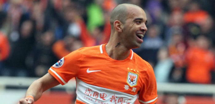 Diego Tardelli não está nos planos do técnico Felix Magath no Shandong Luneng (Crédito: AFP)