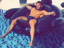 Lucas Lucco exibe abdômen sarado em piscina e ganha vários elogios