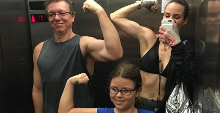 Após cirurgia, Boninho exibe músculos em foto com família (Crédito: Reprodução)