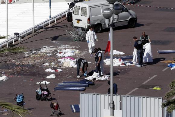 Policiais investigam a cena onde um caminhão se jogou sobre uma multidão que comemorava a data nacional da França, a queda da Bastilha, na cidade litorânea de Nice, sul do país (Crédito: Agência Lusa)