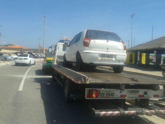 Fiat Palio apreendido na praia (Crédito: Portal do Catita)