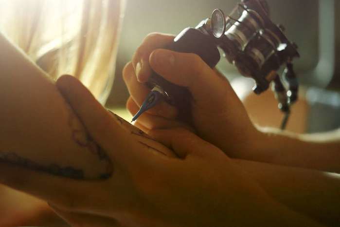Tatuagem de pênis nas costas