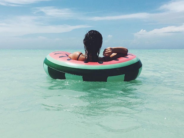 Bruna Marquezine relaxa em praia (Crédito: Reprodução/ Instagram)