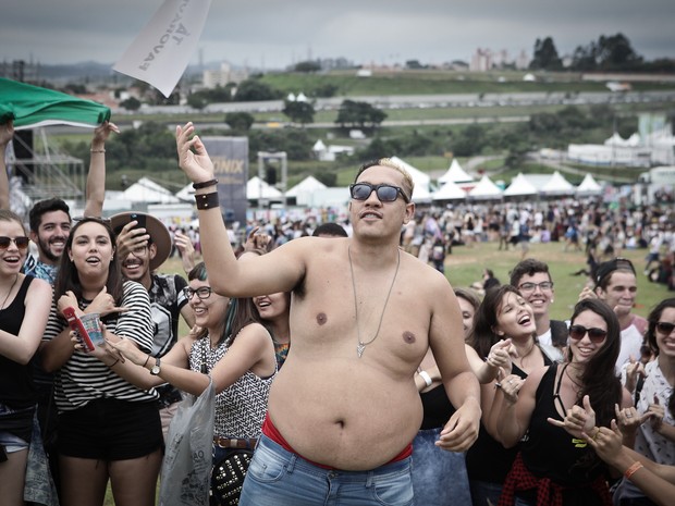 MC Bin Laden ensina coreografia de 'Tá tranquilo tá favorável' no Lollapalooza 2016 (Crédito: G1)