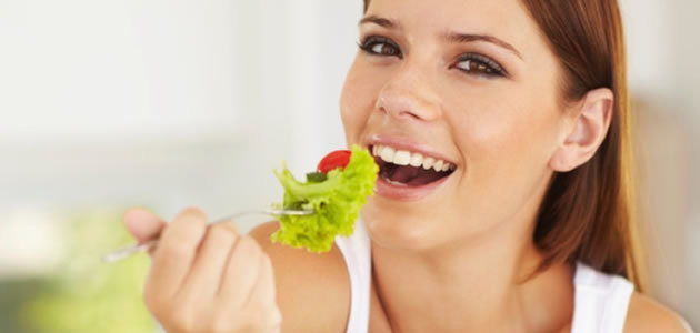 Alimentação saudável aumenta a felicidade. Entenda como!