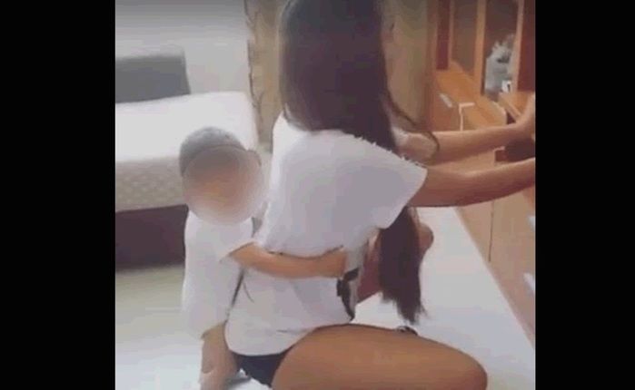 Mulher aparece se esfregando em criança (Crédito: Reprodução)