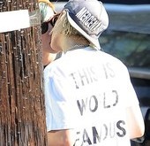 Kristen Stewart é flagrada aos beijos durante passeio com namorada