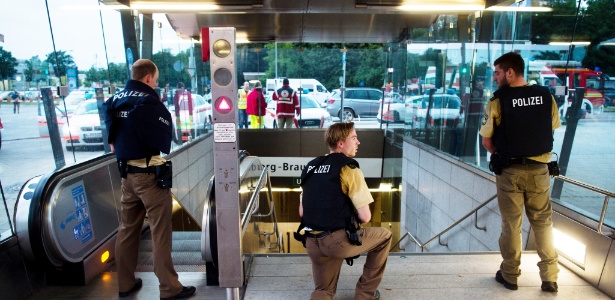 Policias fazem guarda em estação de metrô próximo ao shopping em Munique