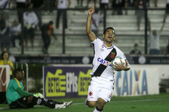 Éderson comemora o seu primeiro gol com a camisa do Vasco