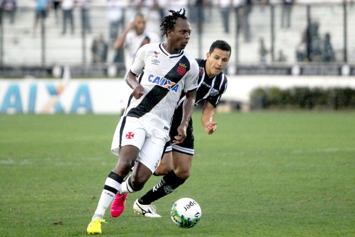 Andrezinho em ação durante o duelo entre Vasco e Bragantino