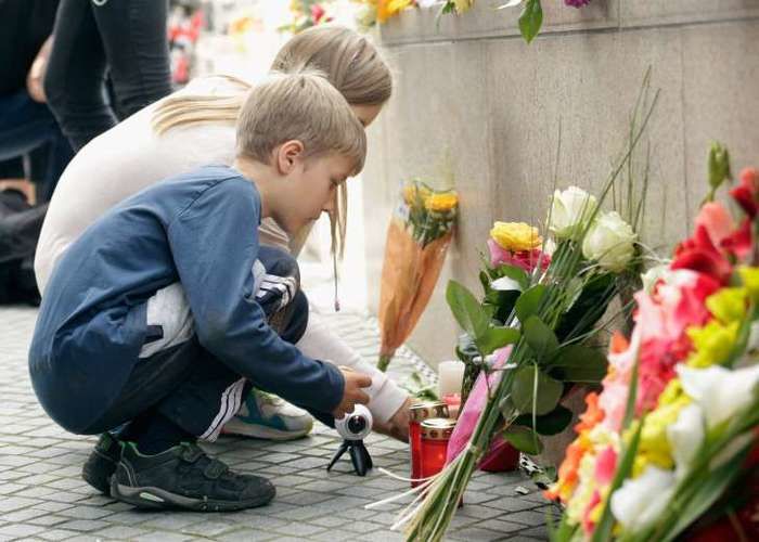 Flores são deixados para as vítimas do tiroteio