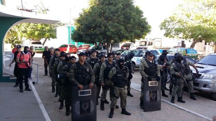 Policiais na operação na Casa de Custódia