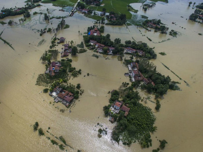 Casas e fazendas parcialmente submersas pela água em Hubei, na China