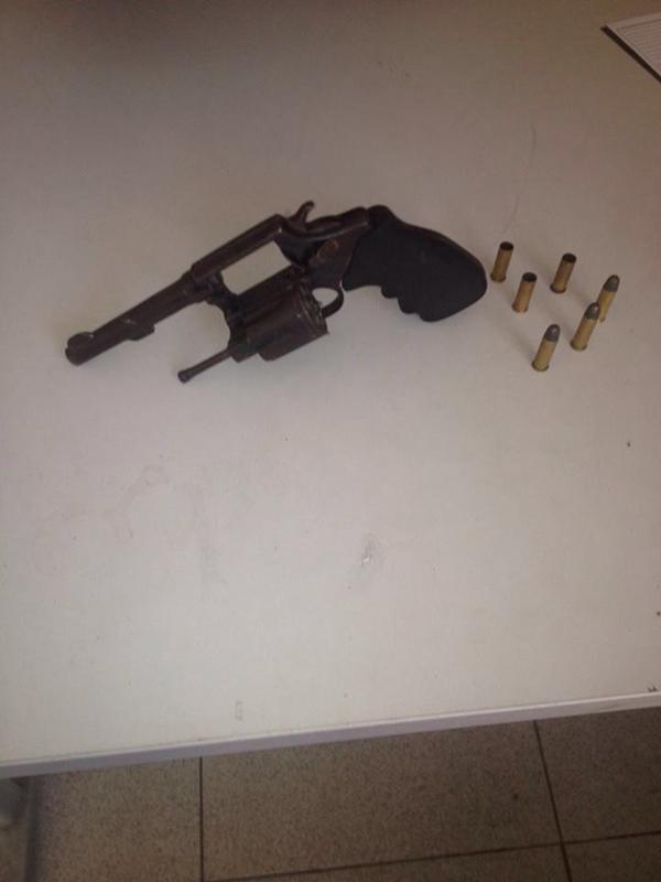 Arma encontrada com o casal