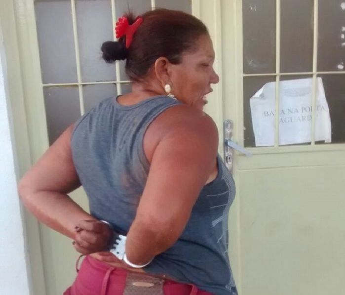 Mulher presa acusada de furto (Crédito: Reprodução)
