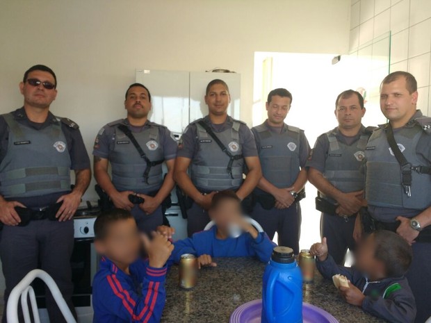 Mãe abandonou os filhos (Crédito: Reprodução)