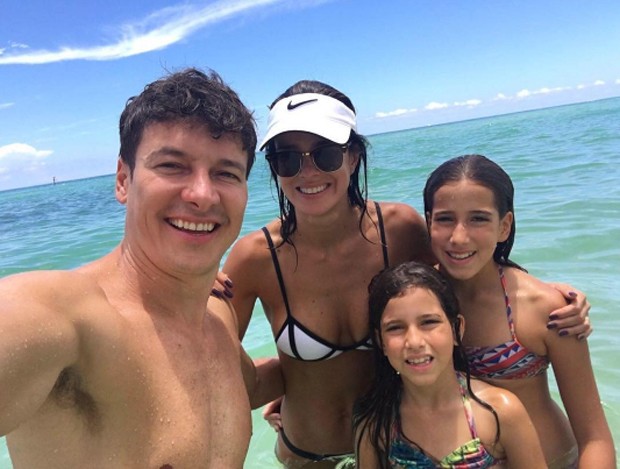 Rodrigo Faro curte férias com mulher e filhas em Miami (Crédito: Reprodução)