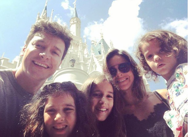 Rodrigo Faro curte férias com mulher e filhas em Miami (Crédito: Reprodução)