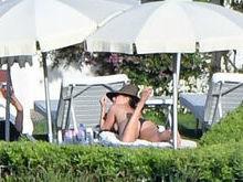 Jennifer Aniston aproveita dia sol para se bronzear fazendo topless