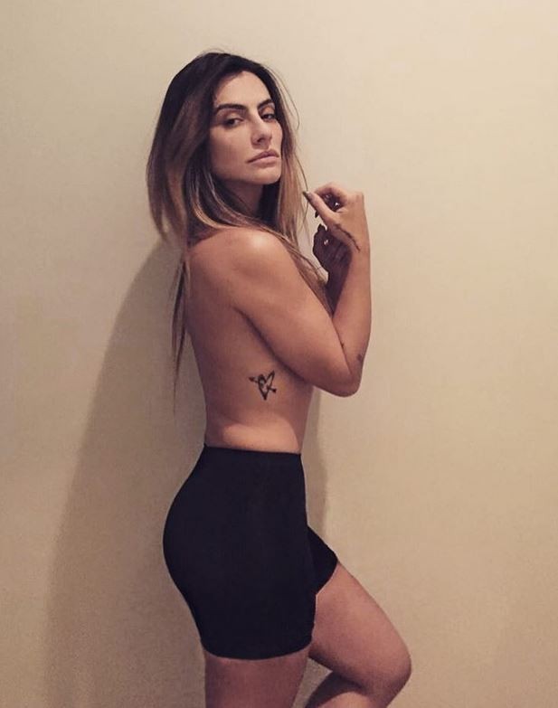 Cleo Pires faz topless e deixa tatuagem de coração à mostra (Crédito: Reprodução)