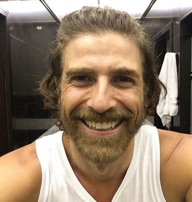 Reynaldo Gianecchini mostra o novo visual em selfie (Crédito: Reprodução)