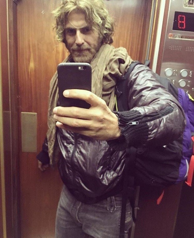 Reynaldo Gianecchini mostra o novo visual em selfie (Crédito: Reprodução)