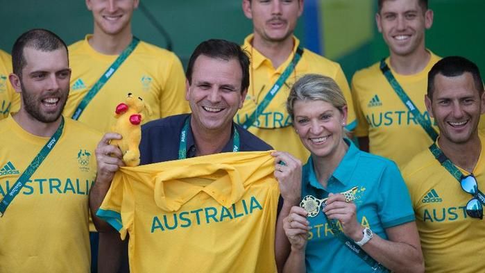 Eduardo Paes mostra canguru recebido de Kitty Chiller, chefe de missão da Austrália (Crédito: AP)
