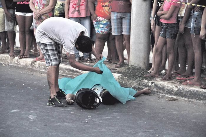 Homem morreu após bater em poste (Crédito: Reprodução)