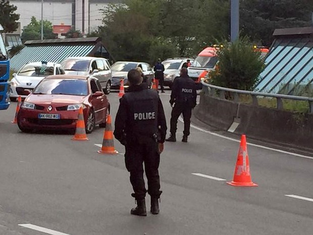 Polícia suíça faz buscas em carros na entrada do aeroporto de Genebra (Crédito: Reuters)