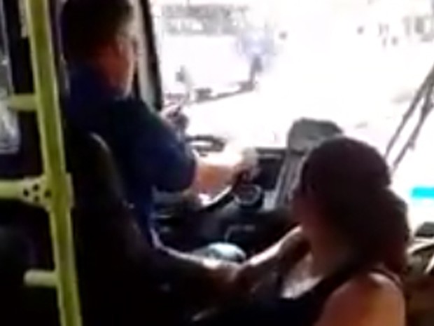 Passageira acaricia motorista (Crédito: Reprodução)