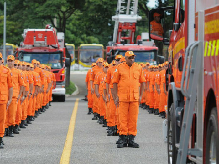 Bombeiros do Distrito Federal durante cerimônia de entrega de novos veículos (Crédito: Agência Bombeiros)